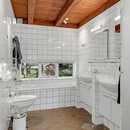 Vakantiehuis 5 Bedroom Stunning Home In Nexo Neksø